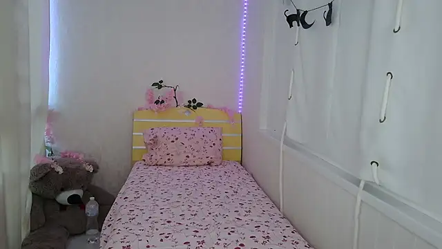 EmyHills online show from June 14, 2026, 3:58 pm