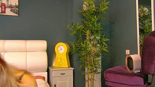 Snapshot of Tiny_Tease chatting on July 2, 2026, 8:15 pm Tiny Tease online show from July 2, 2026, 8:15 pm