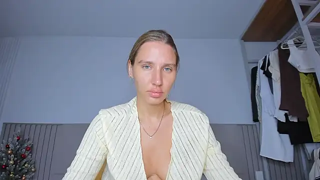 SofiClimbing online show from December 18, 2025, 1:22 am