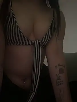 badbunnybabe123 online show from June 1, 2026, 7:32 am