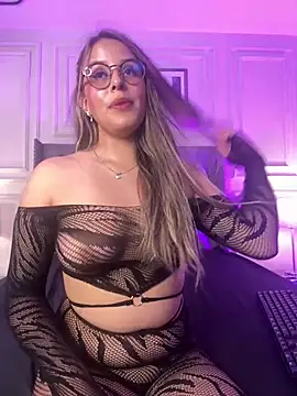 SunnyLuxxx online show from July 4, 2026, 7:20 pm