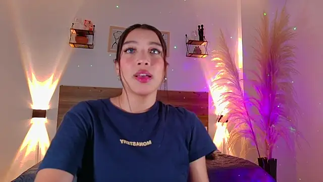 Snapshot of _Emmakiss_ chatting on June 18, 2026, 12:20 pm Emmakiss online show from June 18, 2026, 12:20 pm