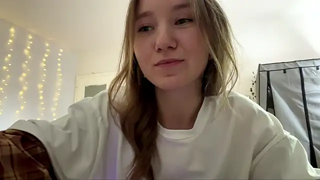 smalllisa online show from June 3, 2026, 4:56 pm