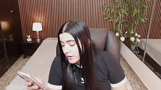 karilyncollinss online show from June 19, 2026, 8:23 pm