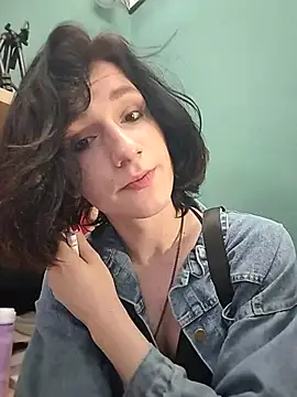 MickeQuinee online show from July 14, 2026, 9:03 am