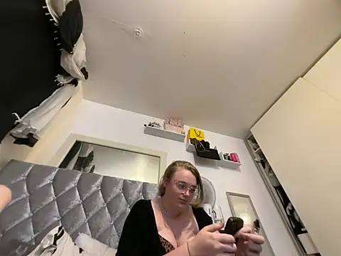 Violetsinxx online show from June 25, 2026, 9:08 pm