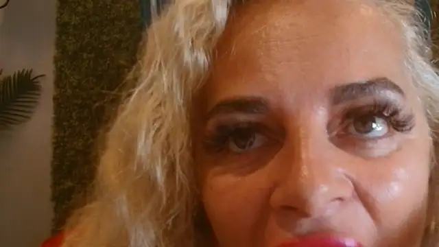 ElviraZoi online show from July 8, 2026, 6:18 am
