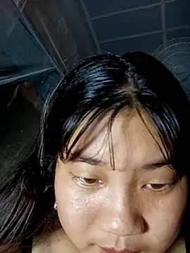 Emelyzz online show from July 23, 2026, 3:32 pm