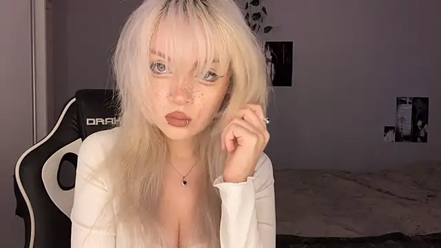 Snapshot of Velvets_Vixens01 chatting on June 18, 2026, 5:50 pm Velvets Vixens01 online show from June 18, 2026, 5:50 pm