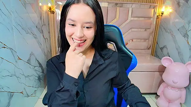 Aleja r  online show from June 29, 2026, 7:36 pm