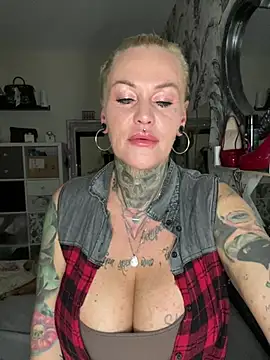 Snapshot of InkedMissLaBaehm chatting on July 28, 2026, 10:53 pm InkedMissLaBaehm online show from July 28, 2026, 10:53 pm