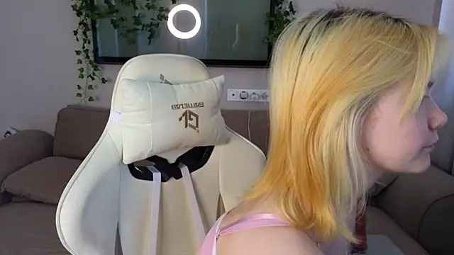 Emily Miu online show from June 19, 2026, 3:22 am