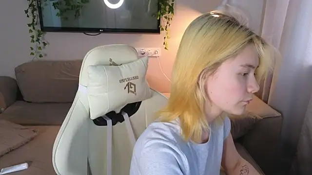 Emily Miu online show from July 14, 2026, 2:05 am