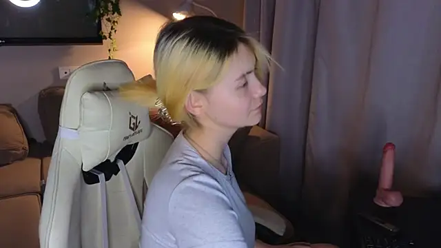 Emily Miu online show from August 4, 2026, 10:12 pm
