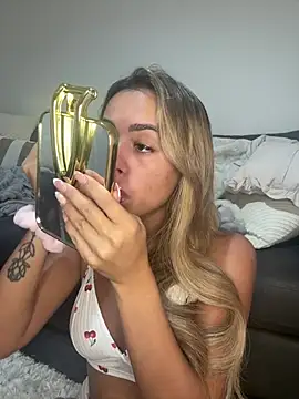 Harrietbronzex online show from August 3, 2026, 2:22 pm