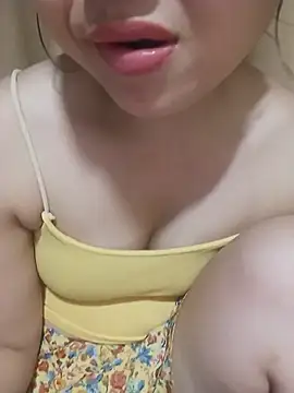 Snapshot of Emma-cutee chatting on July 1, 2026, 1:56 pm Emma-cutee online show from July 1, 2026, 1:56 pm