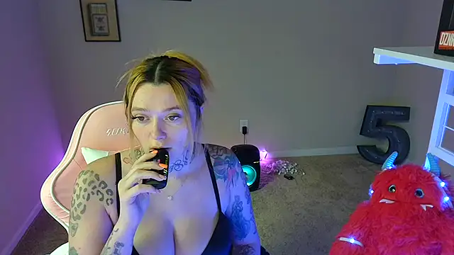 Snapshot of karmathevixen chatting on July 7, 2026, 6:23 pm karmathevixen online show from July 7, 2026, 6:23 pm