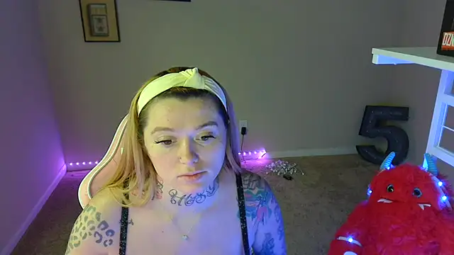 Snapshot of karmathevixen chatting on July 10, 2026, 2:52 pm karmathevixen online show from July 10, 2026, 2:52 pm