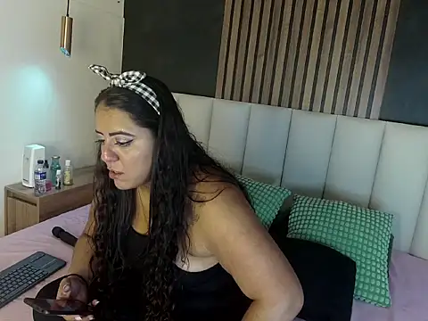 ShelyEvans   online show from June 26, 2026, 1:10 am