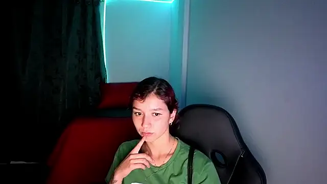 Snapshot of Skinny_queen_20 chatting on June 19, 2026, 12:59 am Skinny queen 20 online show from June 19, 2026, 12:59 am