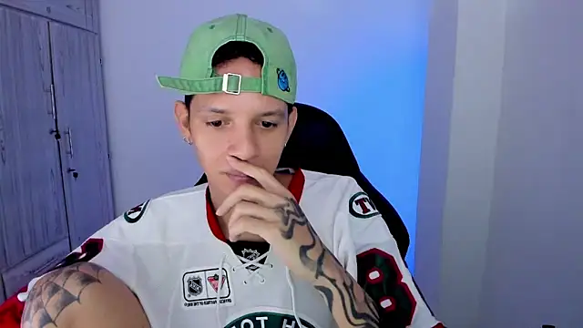 tylerrnova online show from June 26, 2026, 3:22 am