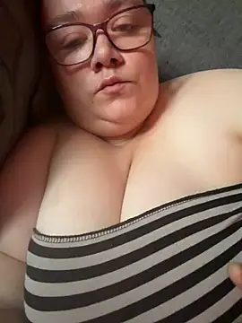 Snapshot of Honey_HazelX chatting on June 27, 2026, 4:17 am Honey HazelX online show from June 27, 2026, 4:17 am