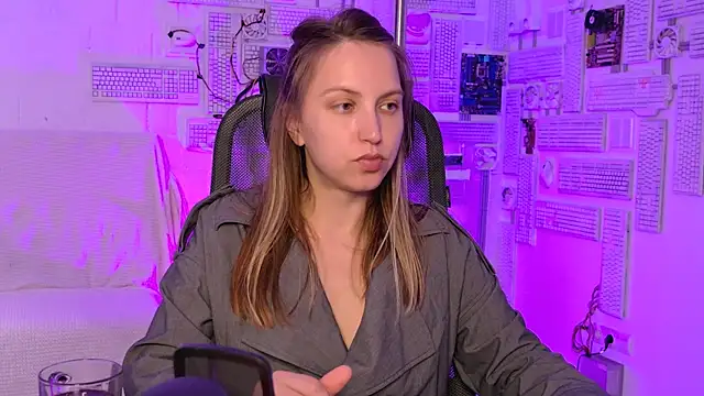 Snapshot of ErinWise chatting on July 17, 2026, 8:21 am ErinWise online show from July 17, 2026, 8:21 am