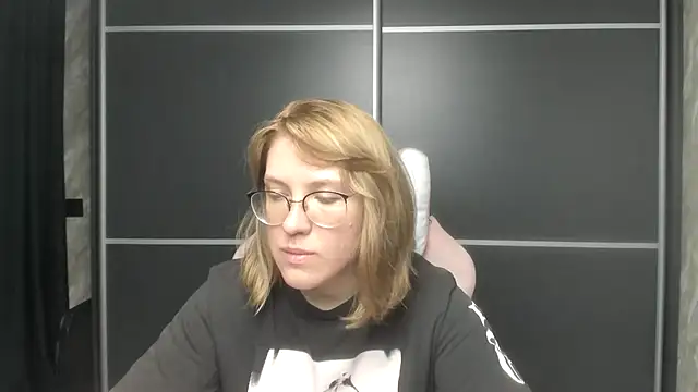 Snapshot of Reginasmilee chatting on February 11, 2025, 7:02 am Reginasmilee online show from February 11, 2025, 7:02 am