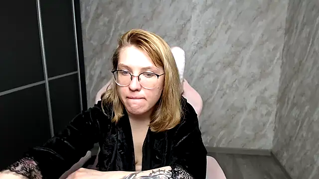 Snapshot of Reginasmilee chatting on March 17, 2025, 7:24 am Reginasmilee online show from March 17, 2025, 7:24 am