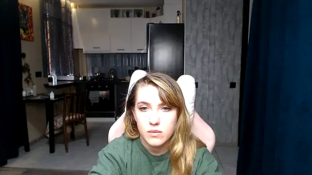 Snapshot of Reginasmilee chatting on September 27, 2025, 12:32 pm Reginasmilee online show from September 27, 2025, 12:32 pm