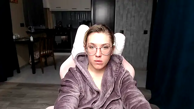 Reginasmilee online show from September 29, 2025, 1:27 pm