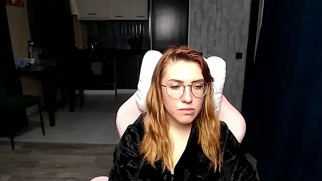 Reginasmilee online show from November 14, 2025, 2:38 pm