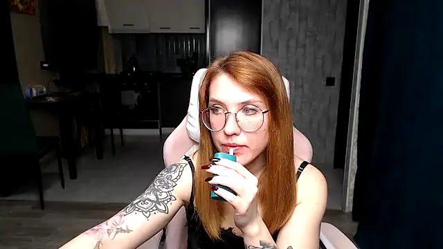 Reginasmilee online show from November 19, 2025, 1:55 pm