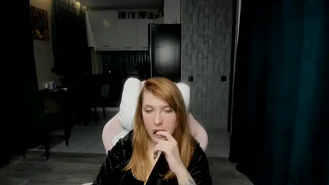 Reginasmilee online show from November 27, 2025, 3:03 pm