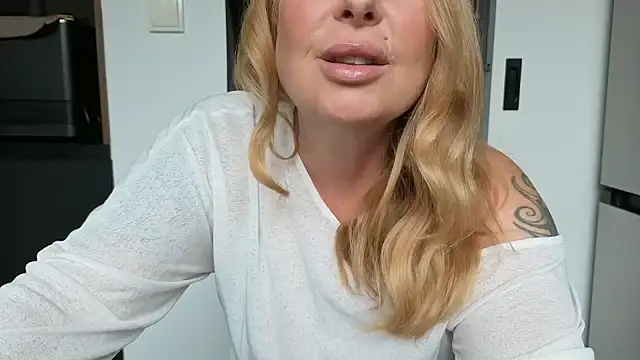 Snapshot of TammyJeann chatting on September 14, 2025, 1:43 pm TammyJeann online show from September 14, 2025, 1:43 pm