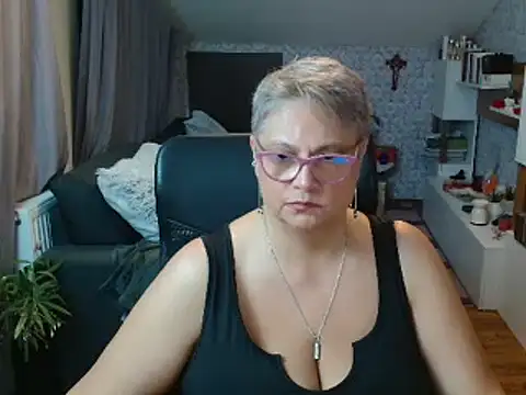 NewHellen4you online show from June 30, 2026, 10:44 pm