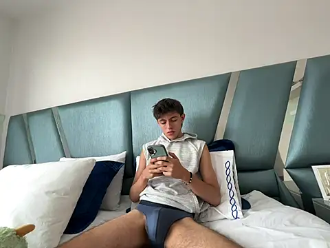 ItsJuanLuxxOficial online show from July 15, 2026, 6:24 pm