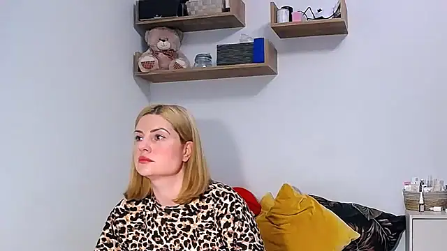 alisenties online show from October 11, 2025, 2:37 pm