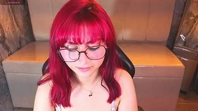 Snapshot of Queen_Red_v chatting on July 17, 2026, 6:53 am Queen Red v online show from July 17, 2026, 6:53 am