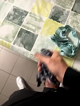 Snapshot of swissboy22 chatting on October 22, 2025, 2:06 pm swissboy22 online show from October 22, 2025, 2:06 pm