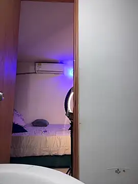 riri brunnete online show from September 20, 2025, 4:13 am