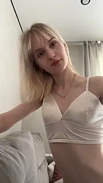 LezzyCrown online show from August 1, 2026, 7:18 am