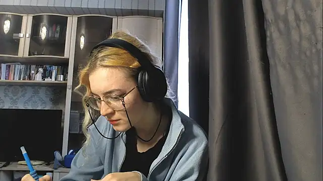 Adelinetre online show from July 30, 2026, 3:55 pm