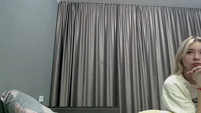 Snapshot of Emily_Hartt chatting on August 7, 2026, 6:54 pm Emily Hartt online show from August 7, 2026, 6:54 pm