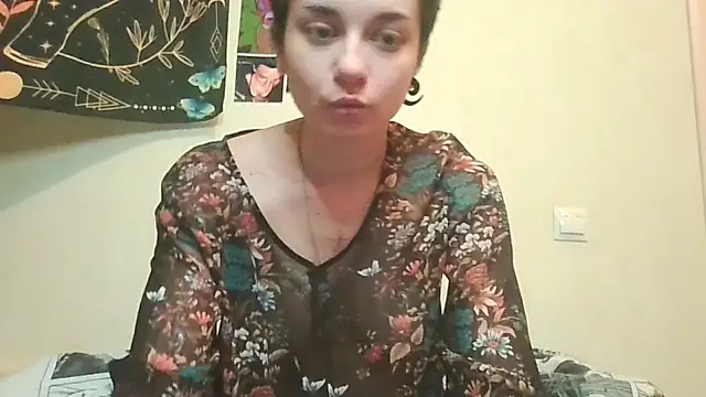 Snapshot of uwu_emmy chatting on August 8, 2026, 5:37 pm uwu emmy online show from August 8, 2026, 5:37 pm
