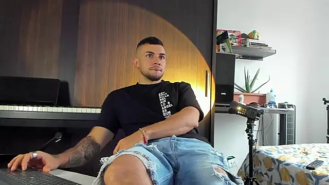 logan smith online show from April 5, 2026, 9:23 pm