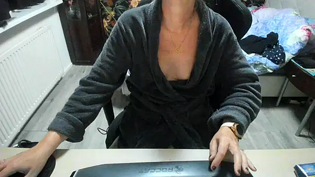 minoesje37 online show from September 28, 2025, 7:19 pm