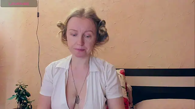 I AM MILF online show from April 14, 2026, 7:03 am