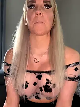 Snapshot of MIA-XXX chatting on November 4, 2025, 10:47 am MIA-XXX online show from November 4, 2025, 10:47 am