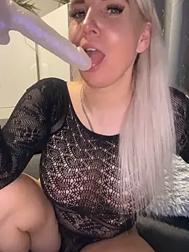 Snapshot of MIA-XXX chatting on November 12, 2025, 5:35 pm MIA-XXX online show from November 12, 2025, 5:35 pm